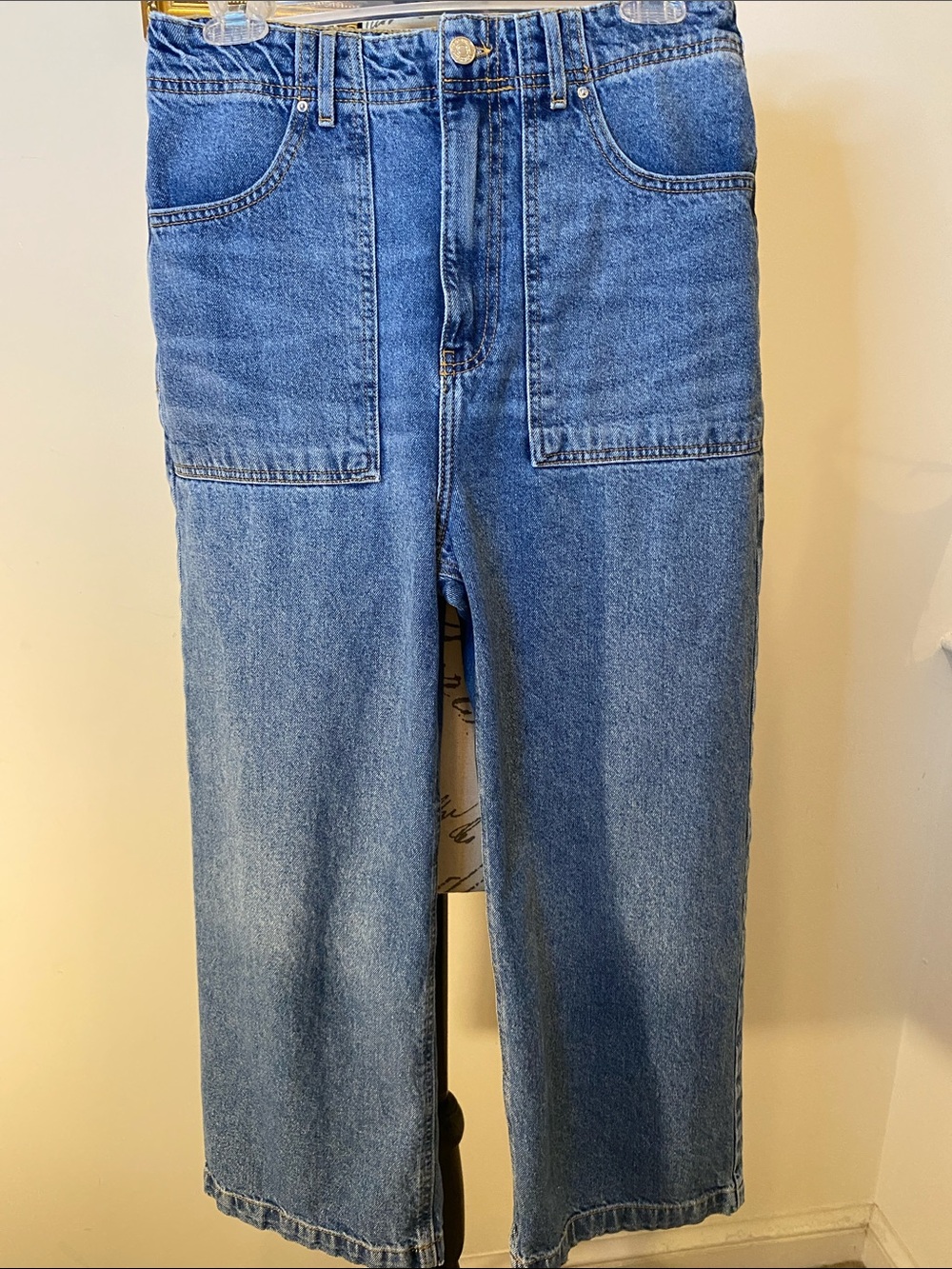 Forever 21 Relaxed Barrel Wide -Leg Blue Denim Jeans.